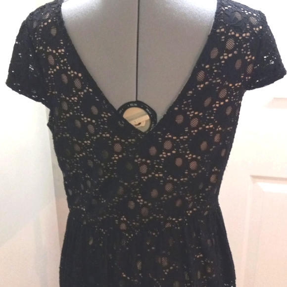 Alya Sz L, Lace backed Ruffle pendulum Top W/ Low V Back - Picture 4 of 7